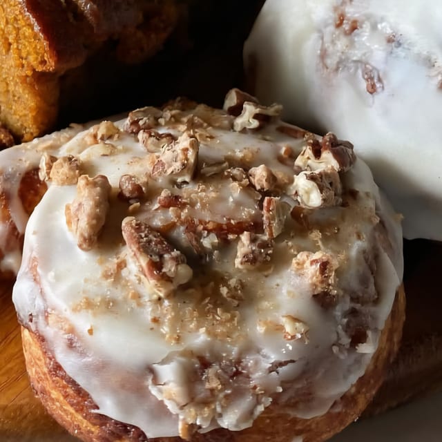 CINNIMAON ROLL WITH PECANS.